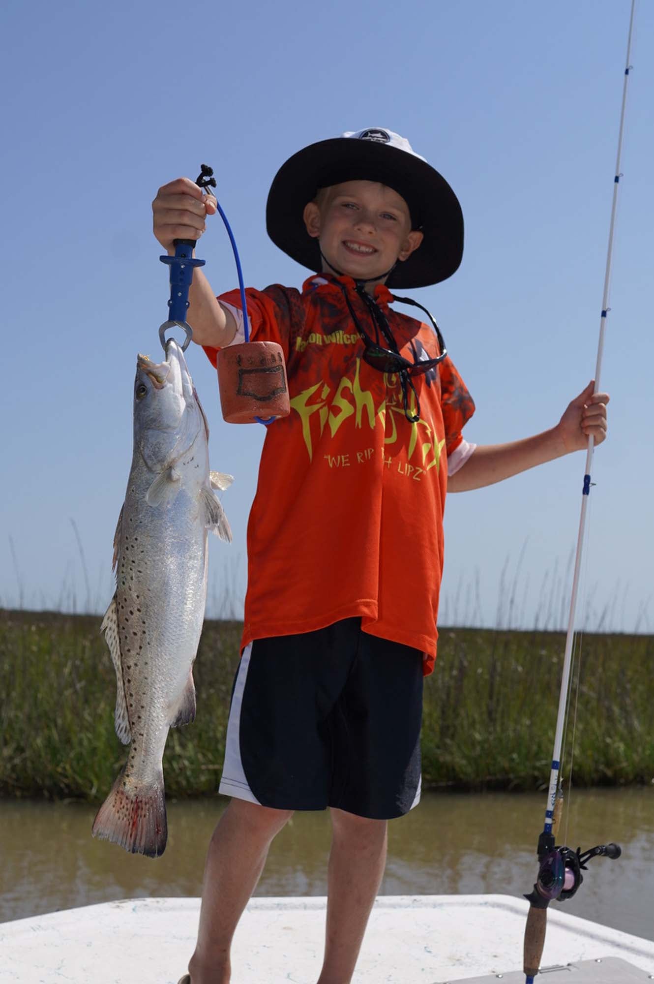 FISHING FOR BEGINNERS: A COMPREHENSIVE STARTER'S GUIDE